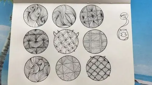 在圆内,我们可以用线条画出半圆的,正方形的,弯曲的等很多图案,非常