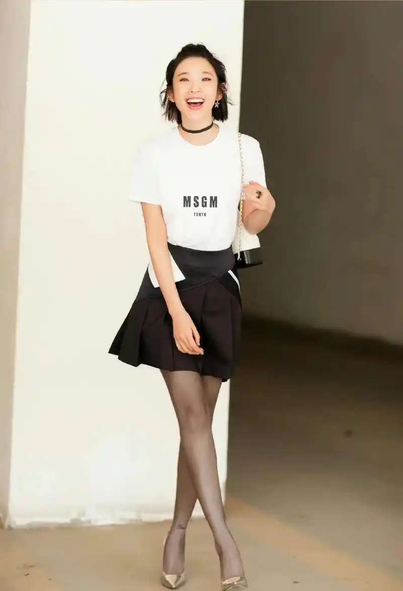 唐艺昕生娃后气质大变,"丝袜腿"演绎性感魅惑,哪里像是孩子妈