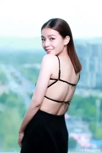 别再吐槽《西虹市首富》里的夏竹了,见过真实颜值你可能会迷上她