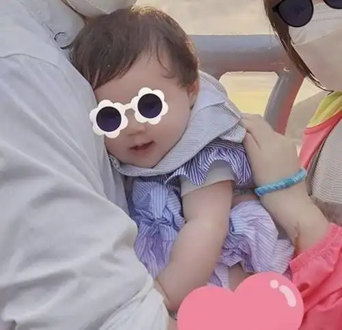 郭碧婷女儿正脸曝光 被向佐抱怀中白胖软糯像混血