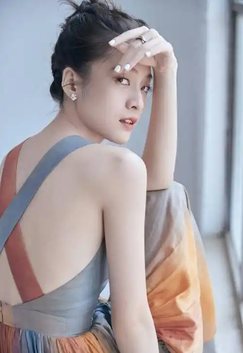 张雪迎"彩虹裙"太耀眼,"如丝"长裙灵动飘逸,不愧是气质小花_风格_身材