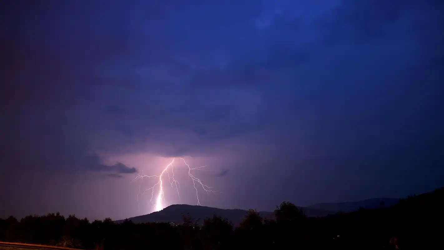 精选城市夜空闪电图片电脑桌面壁纸