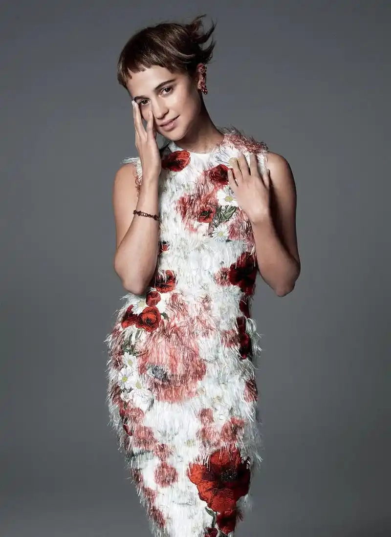 瑞典85后女演员艾丽西亚·维坎德