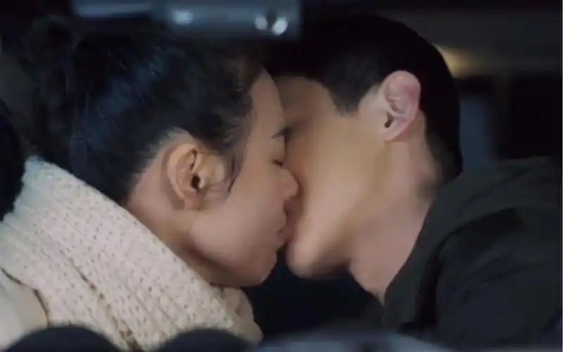 白敬亭的荧幕初吻好生涩有笑到哈哈哈