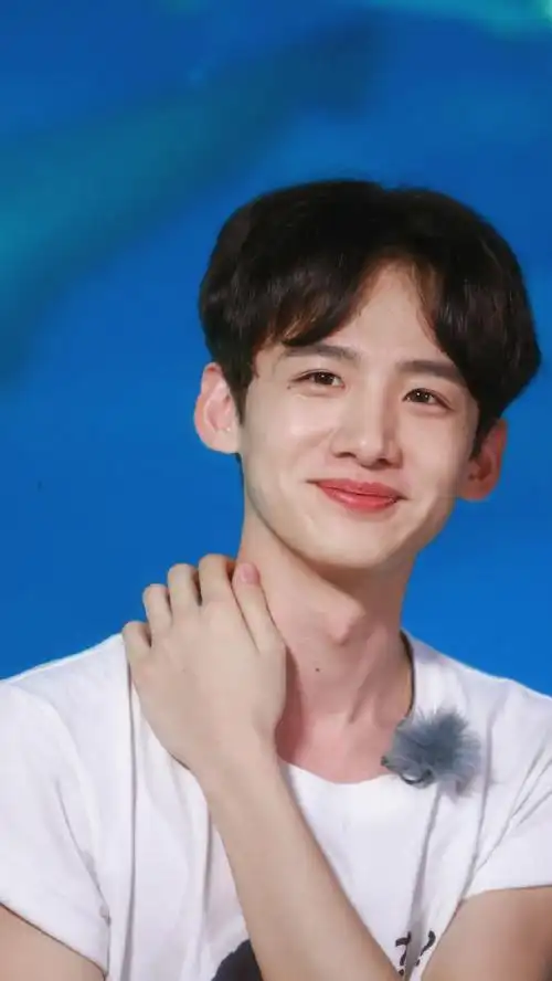 白敬亭骨子属于多愁善感的大男孩,眼睛含水,看来感情史应该是蛮丰富的