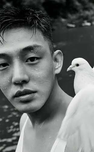 刘亚仁帅气撩人时尚杂志封面大片