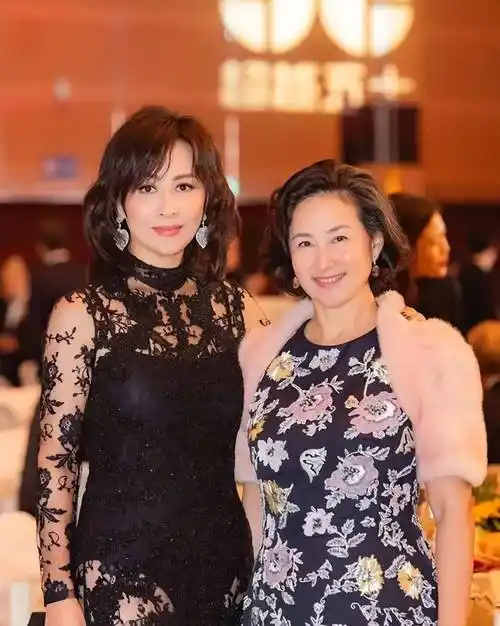 刘嘉玲同框何超琼身高差5cm却输得彻底豪门才是明星的照妖镜