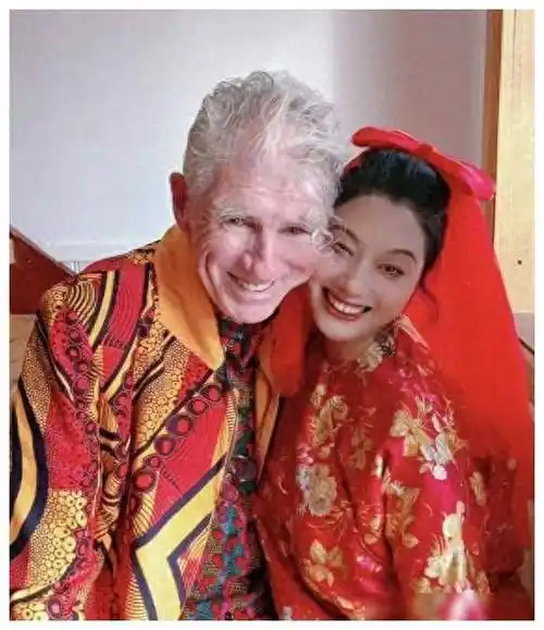 与杜可风贴脸合照,甜蜜搂抱挽手,开心快乐!_艺术_婚礼_爱情