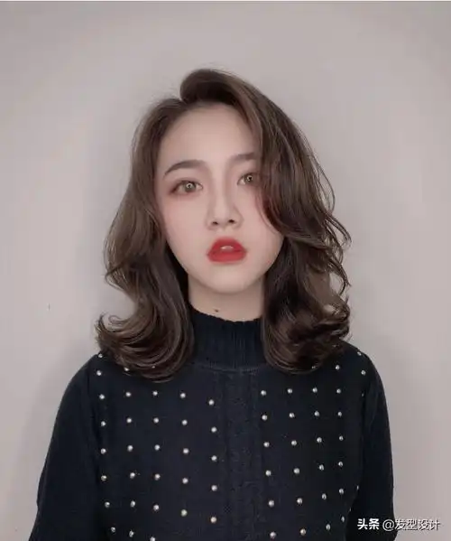 女士中长发烫发图片(女士中长发烫发图片2020)