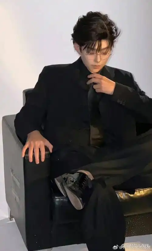 帅过杨迪?李诞被爆改后变身禁欲系霸道总裁