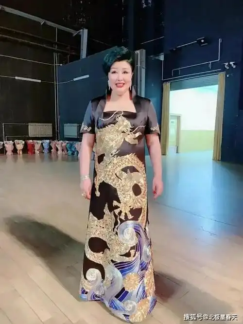 王慧一身蟒袍现身鼓曲社被好男人郭德纲宠到了天上