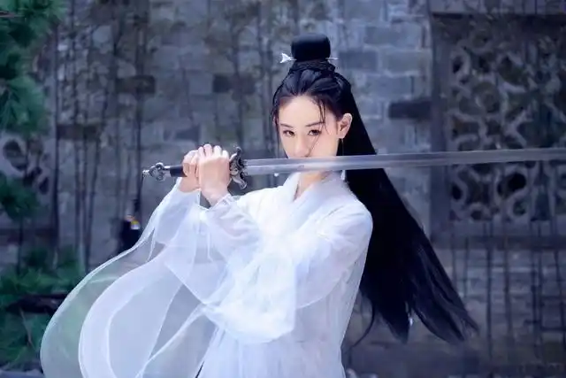 古风图片女子白衣持剑,亲们谁知道左边这个白衣古装女是谁啊?谢谢!