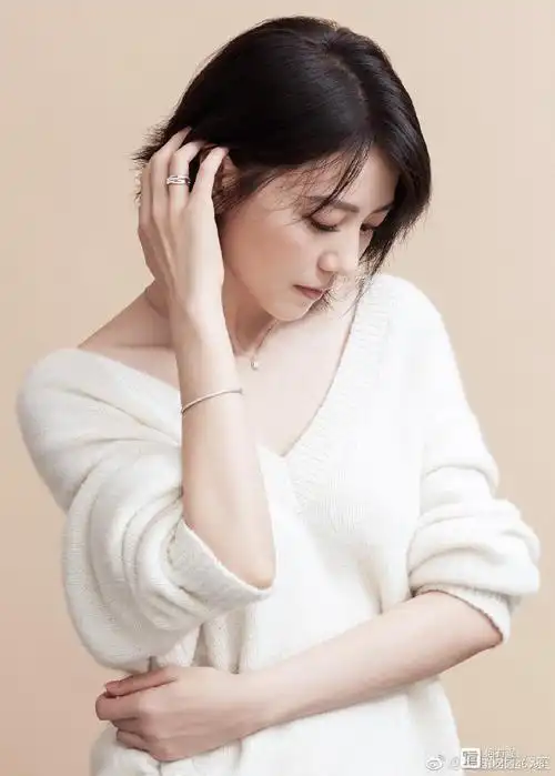 39岁的高圆圆剪短发后少女感十足,身穿吊带优雅性感,美呆了