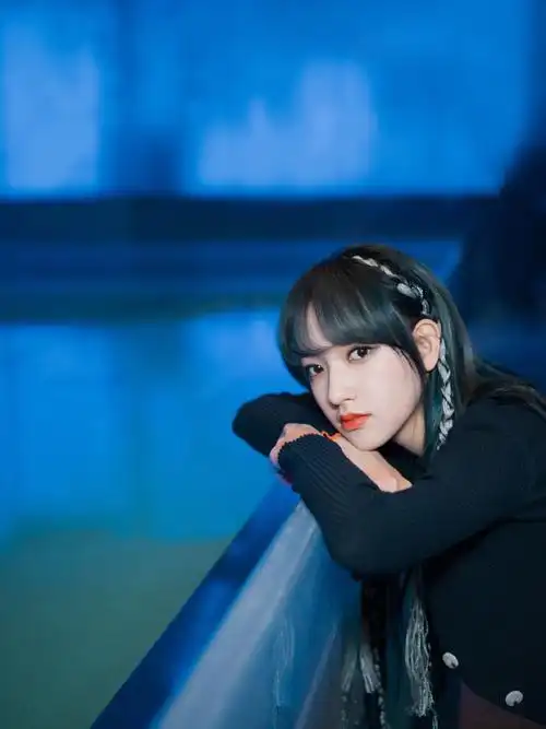 程潇超话·#程潇哎呀好身材#手捧鲜花,提着水果篮,潇潇子准时赴约!