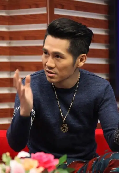 不得不上这张 曹格参加歌手二时的发型 前部分留长翻上去   显示全部