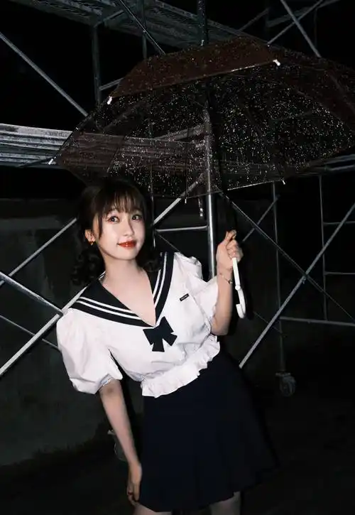 虞书欣《拜托了冰箱》路透图,衬衫配百褶裙,脚上的长筒靴不热吗