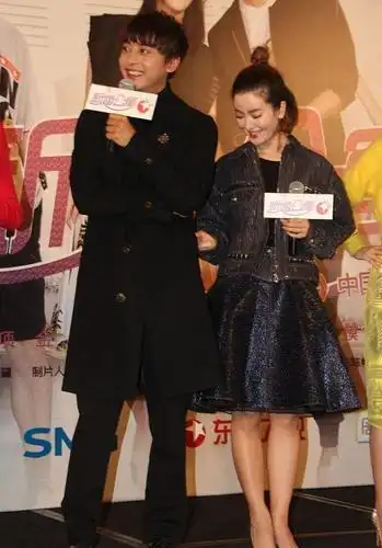 李佳航的妻子太有少女感了穿蓬蓬裙似公主笑起来的时候真甜