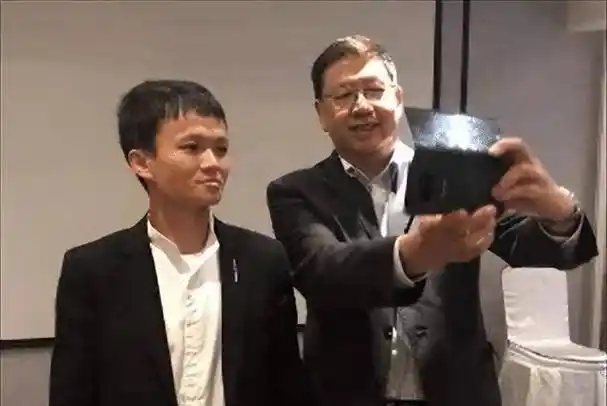 原创2018年撞脸马云的四川小伙决定留杭州打工直言不见马云不走