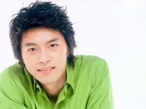 数度被票选为最受欢迎的韩国女星;玄彬则于2005年演出"我叫金三顺"暴