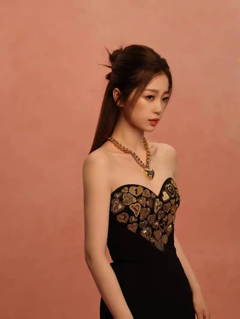 虞书欣紧身抹胸裙秀好身材 戴金色爱心朋克感十足