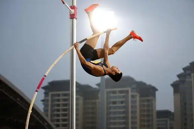 田径——"相约幸福成都"田径邀请赛:男子撑杆跳高赛况