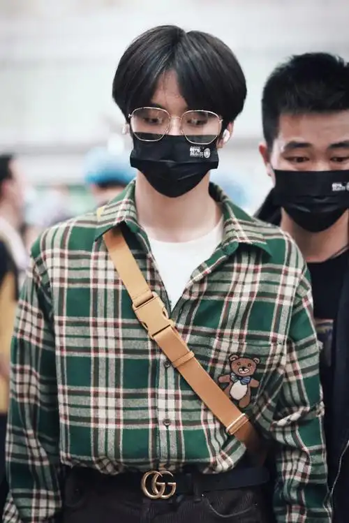 刘耀文机场饭拍#刘耀文绿色格子衬衫# 眼镜杀机场model出街@时代少年