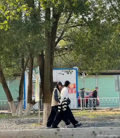 好甜刘雯带井柏然回乡过年两人低调出行多次被偶遇