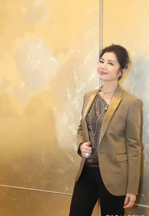 钟楚红60岁状态真好,穿深v连衣裙时尚犹存,气质堪比年轻时期_西装