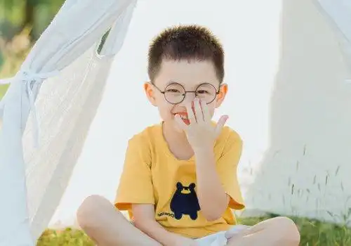 儿童发型 >> 2019春夏男童短发造型不必太复杂 简约清爽男童超短发