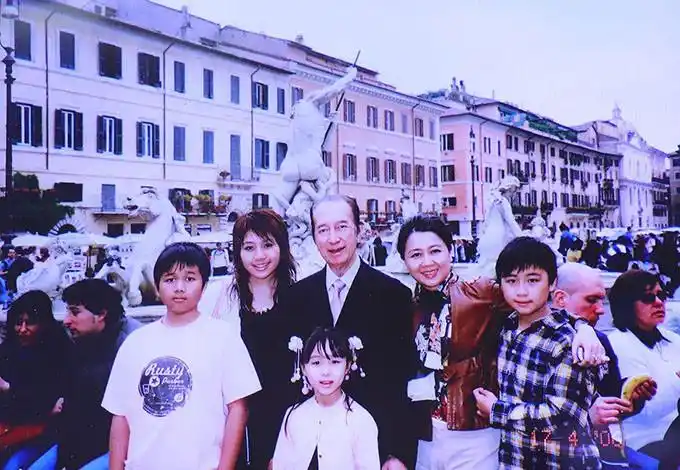 名人何鸿燊出殡珍贵家庭照曝光