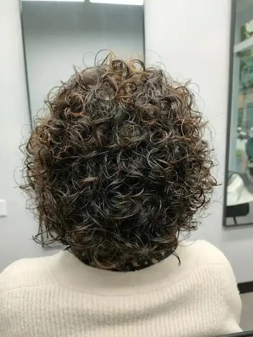 一款扣弹卷发,适合50岁左右的妈妈烫发