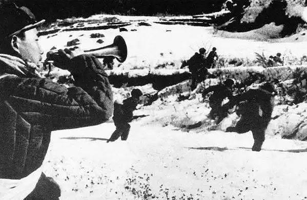 老照片 志愿军吹响冲锋号