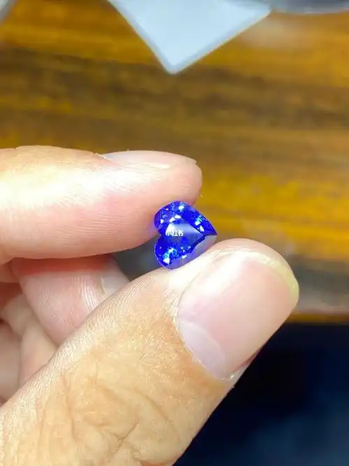 超级绝的一颗蓝宝石,心形!