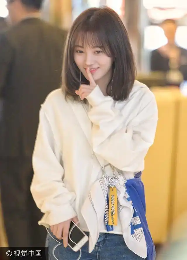 鞠婧祎一头长发剪短后萌态十足t 图片来源:云纵/视觉中国