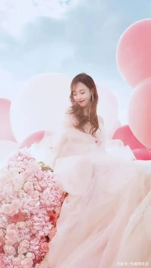 这是宋茜在电视剧中的婚纱造型,婚纱在两臂旁边别致的设计看起来更显