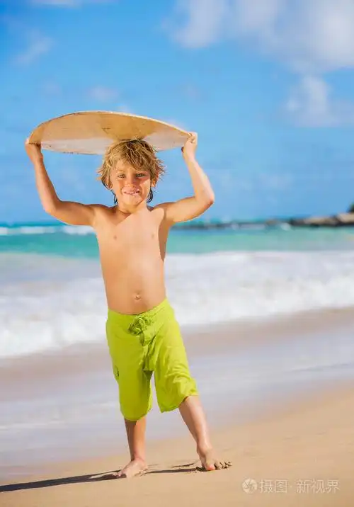 快乐的小男孩,在海滩上度假玩乐