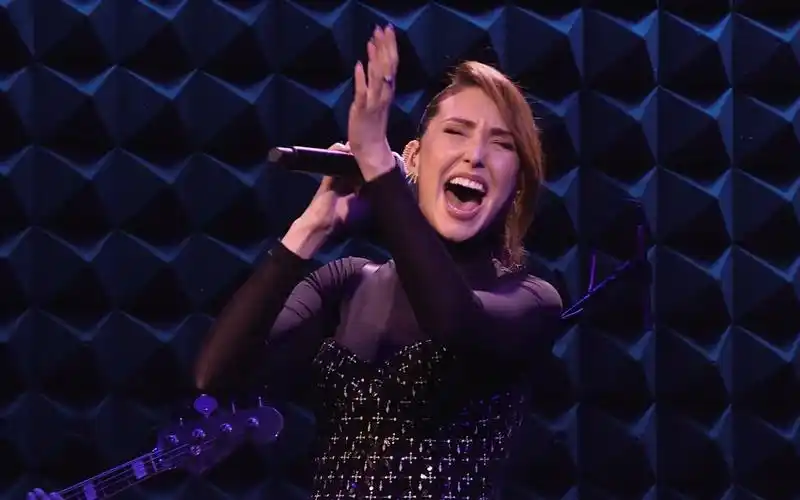 她的嗓音一开口就惊艳了现场所有观众 this is me - loren allred