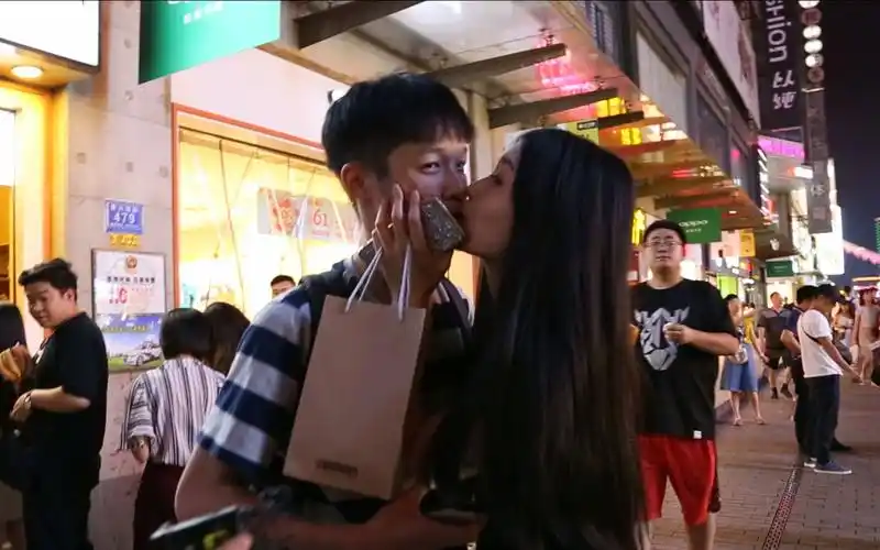 美女街头搭讪路人求亲吻 没想到被摄像大哥套路了