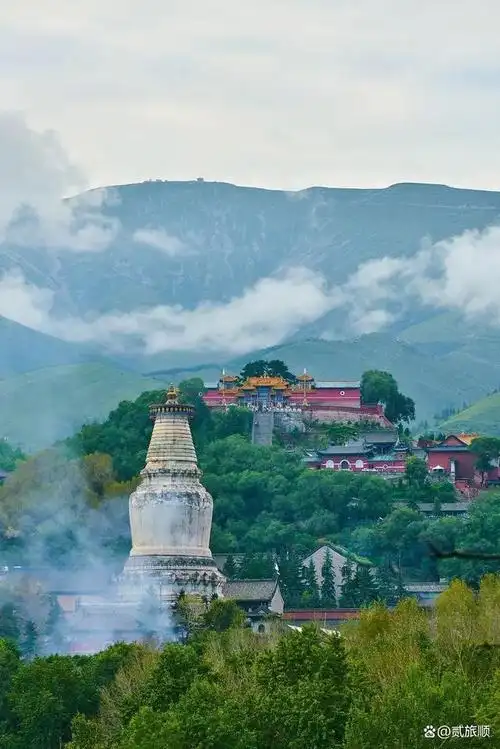 五台山位居中国佛教四大名山之首,为世界五大佛教圣地之一,现为国家
