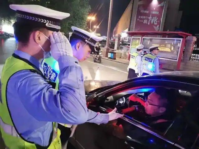 国庆长假酒驾查处不放松各路口全是交警不少人被查