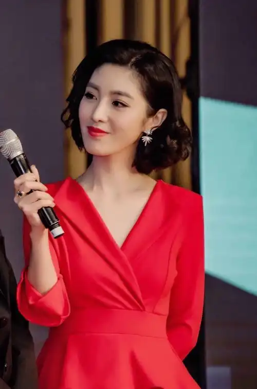 上海东方卫视首席主持人 何卿特邀主持活动时间2021.12.