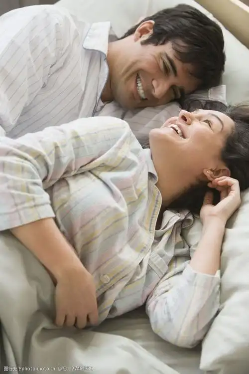 夫妻 夫妇 幸福 家庭 睡觉 相拥 开心 微笑 生活人物 人物图片 图片