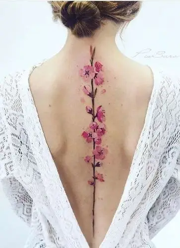 女生脊柱上的纹身绝美