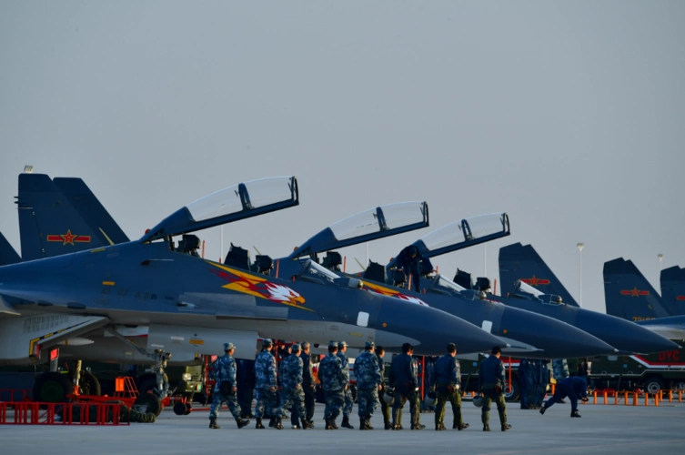 空军16支航空兵劲旅西北大漠角逐"金头盔"