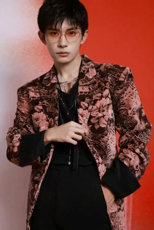 易烊千玺粉色渐变眼镜