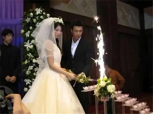 歌手徐亮个人资料 演员徐亮的个人资料 - 歌词译