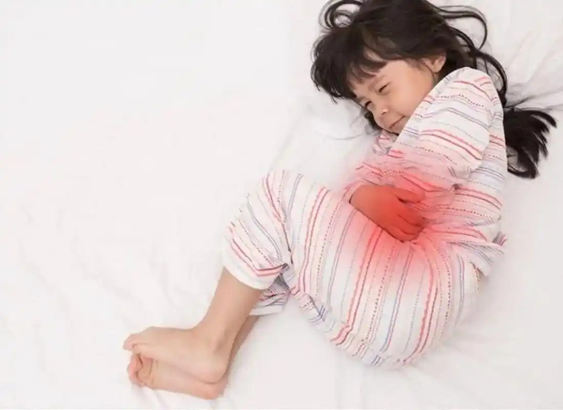 7岁的小女孩,妈妈给她换内裤时发现有血渍,以为是性早熟来月经了.