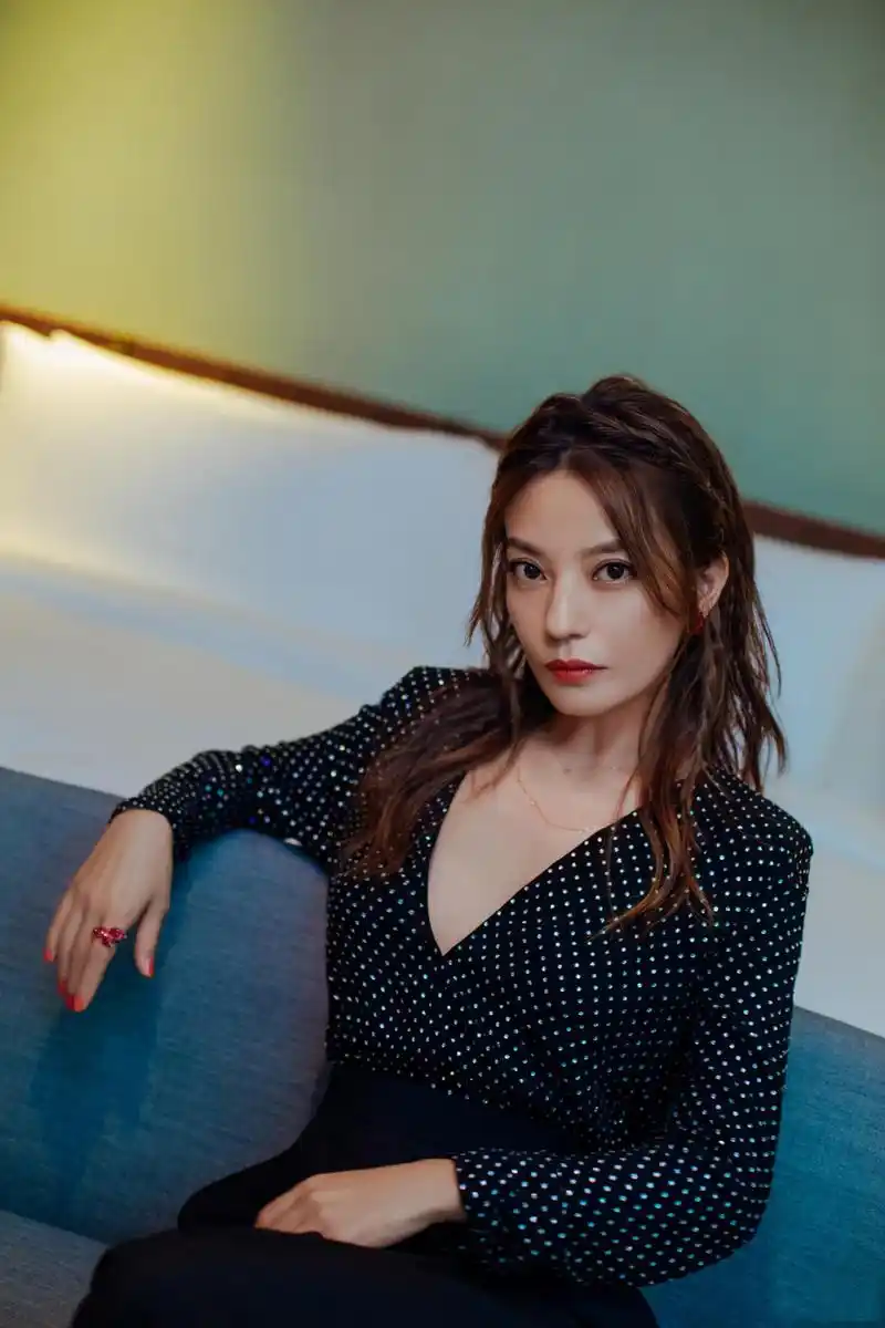 赵薇颜值回春开深v秀身材 瘦身成功"排骨胸"吸睛