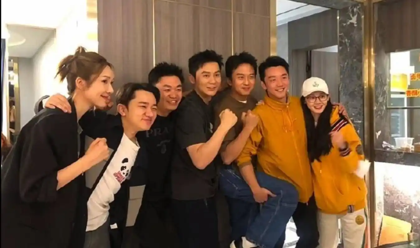 《奔跑吧兄弟》初代跑男晒大合照引发网友感慨  《奔跑吧兄弟》初代