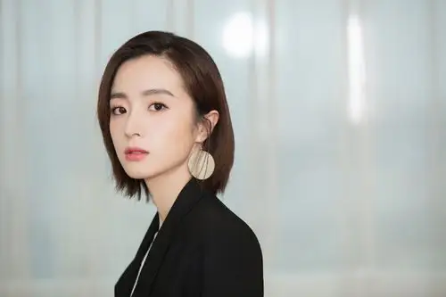 胡冰卿黑西装出席活动 清丽简约时尚大气